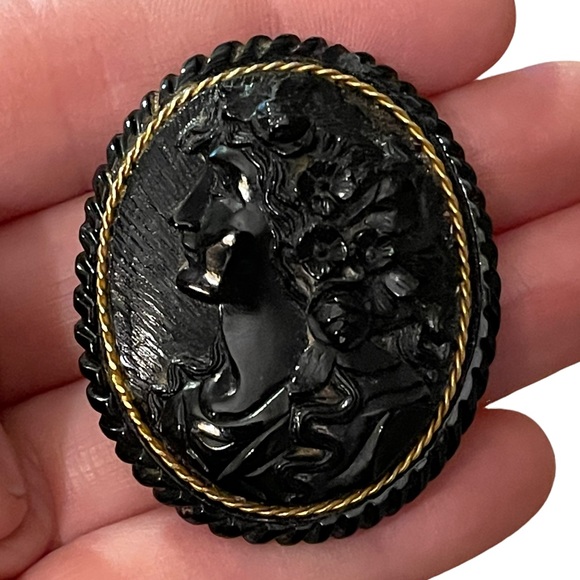 Antique Large Black Mourning JET Carved? Cameo with Gold band - Picture 4 of 11